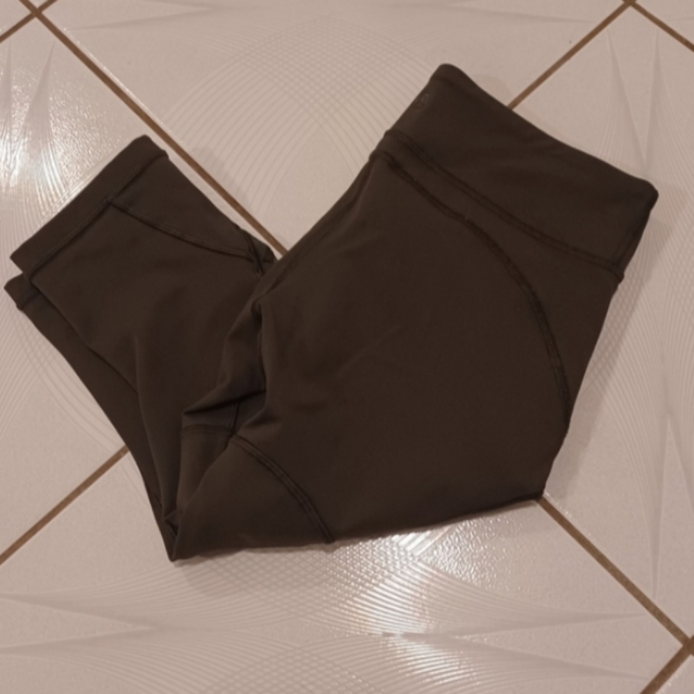 Olive Green Capri Lulu Leggings - Size 6